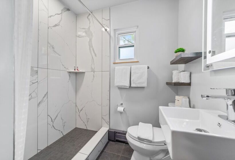 חדר סטנדרט שתי מיטות זוגיות, Glass House Inn Erie Near I90 & I79