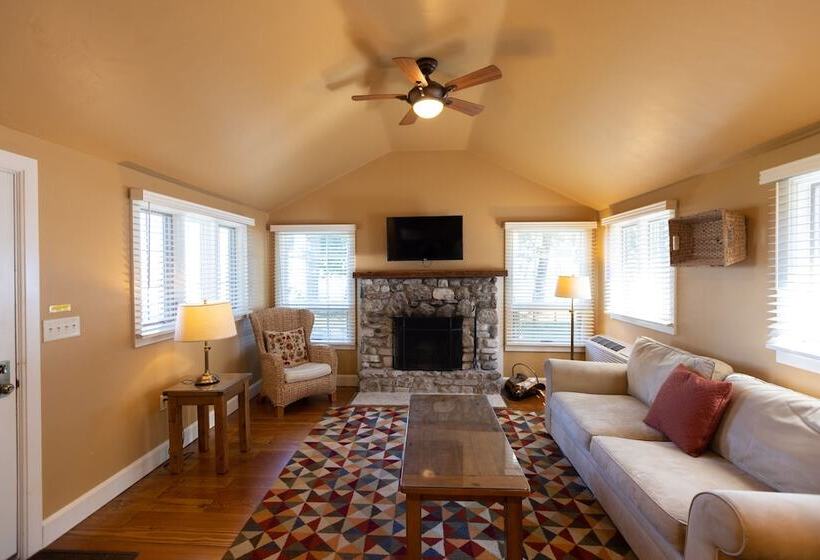 Дом 2 Спальни, Gordon Lodge