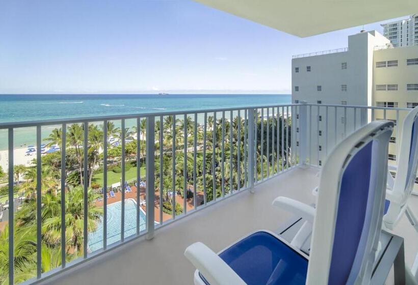 オーシャンビュースタンダードルームバルコニー付き, Radisson Resort Miami Beach
