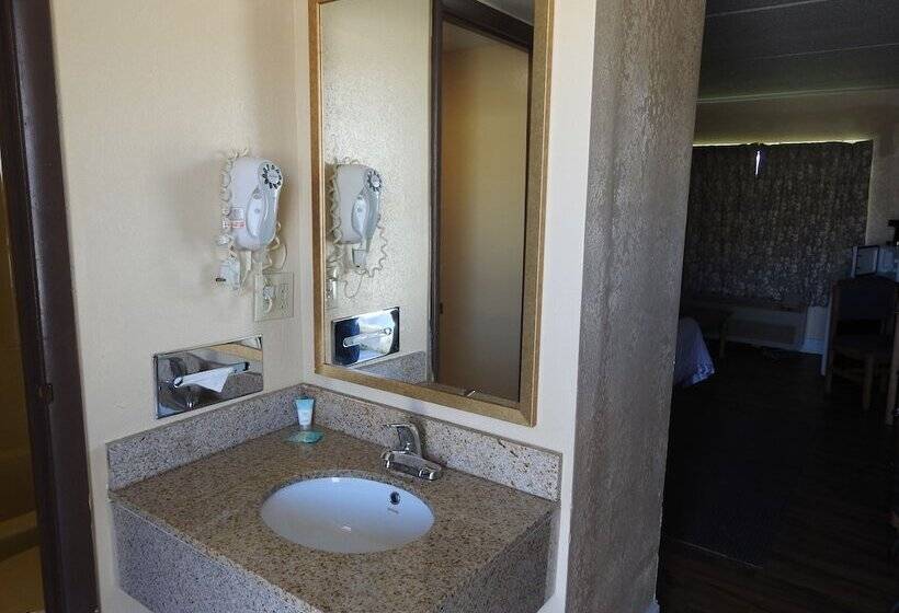 غرفه قياسيه سريرين مزدوجين, Relax Inn