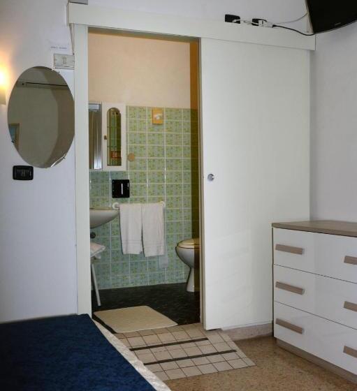 スタンダードトリプルルーム, Dea Della Salute