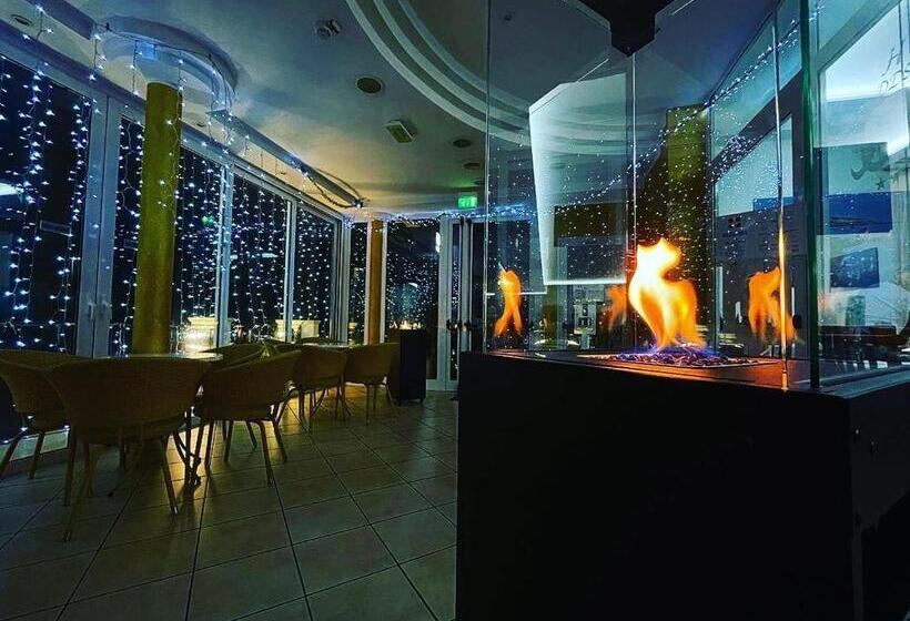 スタンダードトリプルルーム, Dea Della Salute