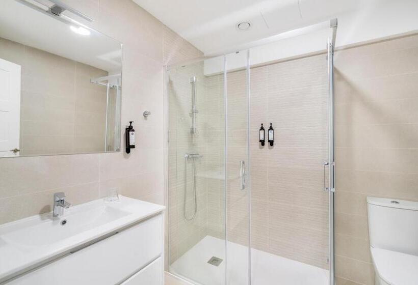 غرفة قياسية ثلاثية, Alda Triacastela