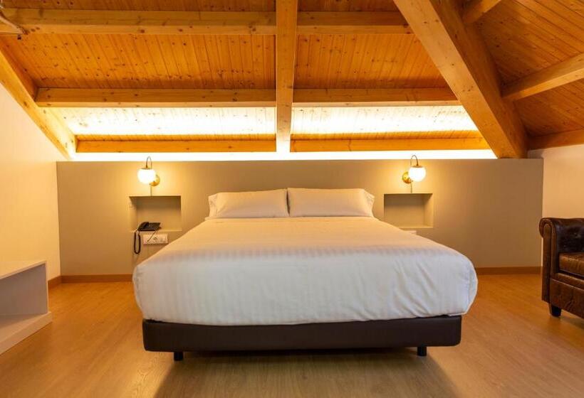 غرفة قياسية ثلاثية, Alda Triacastela