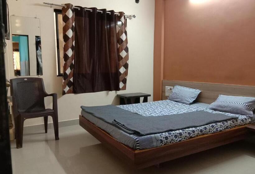 Deluxe Room, Laxmi Sadan