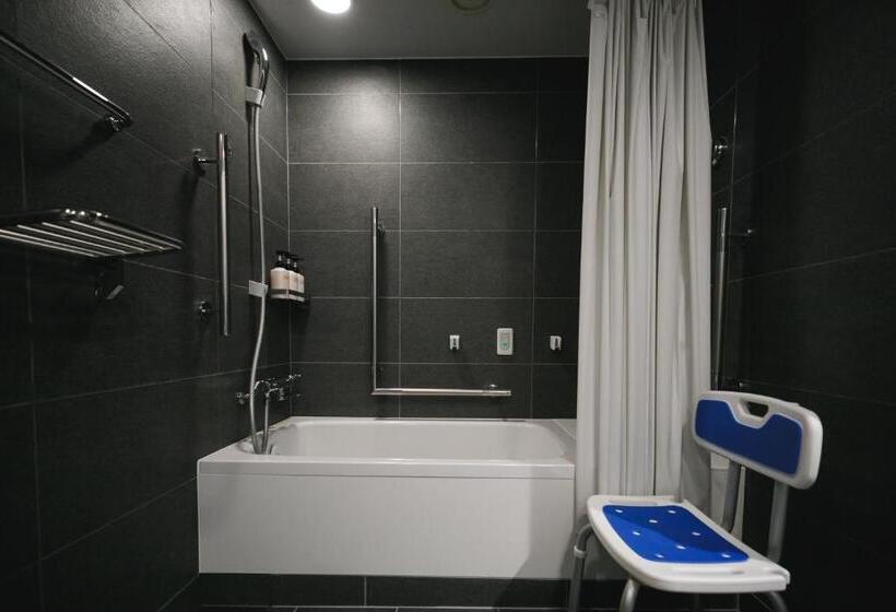 חדר סטנדרט מותאם לאדם עם מוגבלויות, Royal Classic Osaka