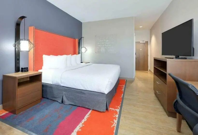 キングサイズベッドのスタンダードルーム, La Quinta Inn & Suites By Wyndham Lakeway