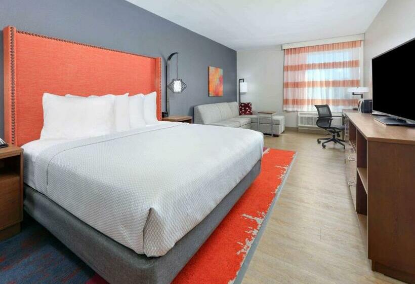 带大床的高级房间, La Quinta Inn & Suites By Wyndham Lakeway