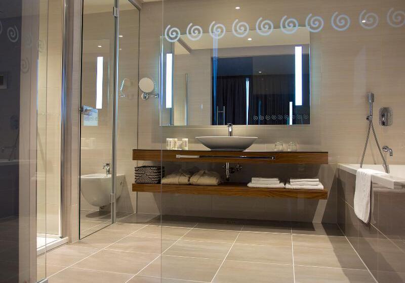 带大床的豪华间, La Quinta Inn & Suites By Wyndham Lakeway