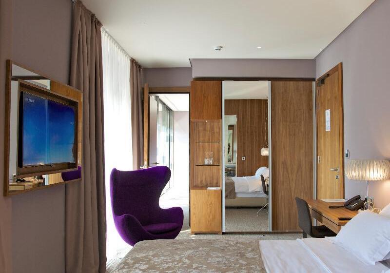 带大床的豪华间, La Quinta Inn & Suites By Wyndham Lakeway