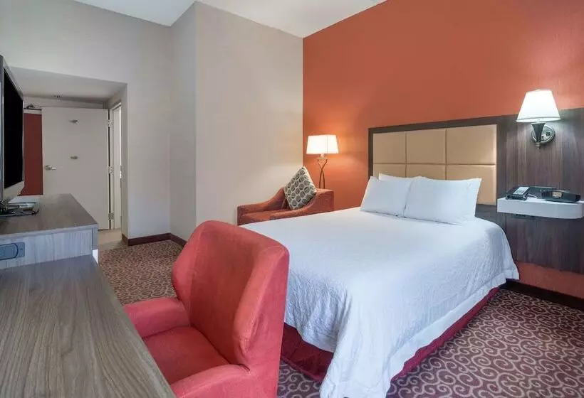 身障者適用スタンダードルーム, Hampton Inn Frostburg