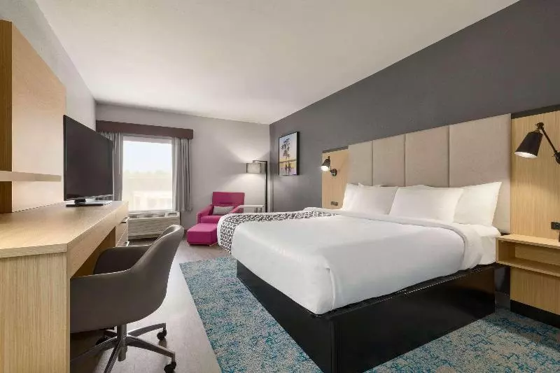 キングサイズベッドのスタンダードルーム, La Quinta Inn & Suites By Wyndham Selma/smithfield I95