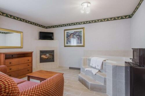 带大床的套房, Red Lion Inn & Suites Port Orchard