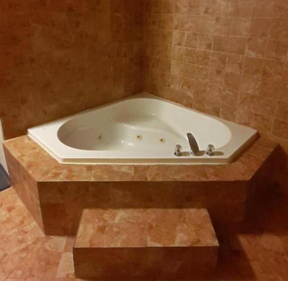 带大床的套房, Red Lion Inn & Suites Port Orchard