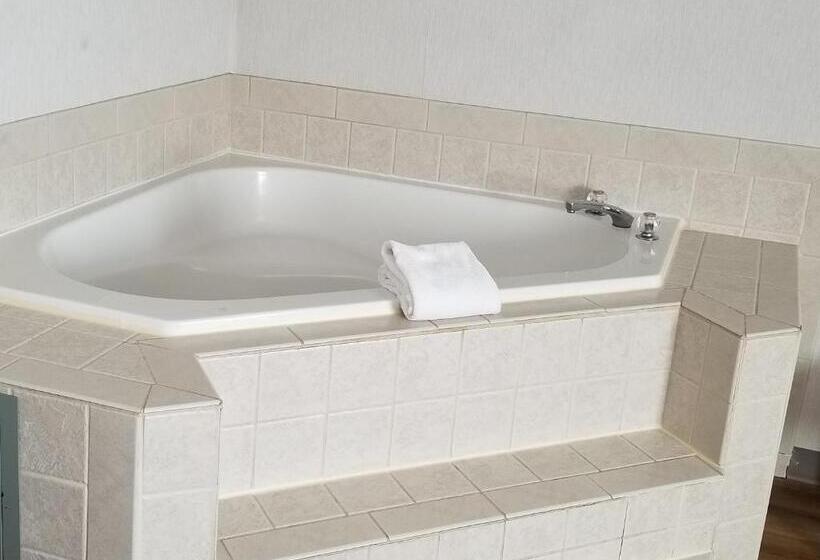 带大床的套房, Red Lion Inn & Suites Port Orchard