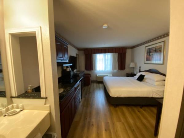 带大床的标准间, Red Lion Inn & Suites Port Orchard