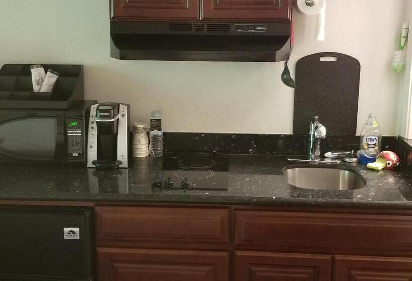 带大床的标准间, Red Lion Inn & Suites Port Orchard