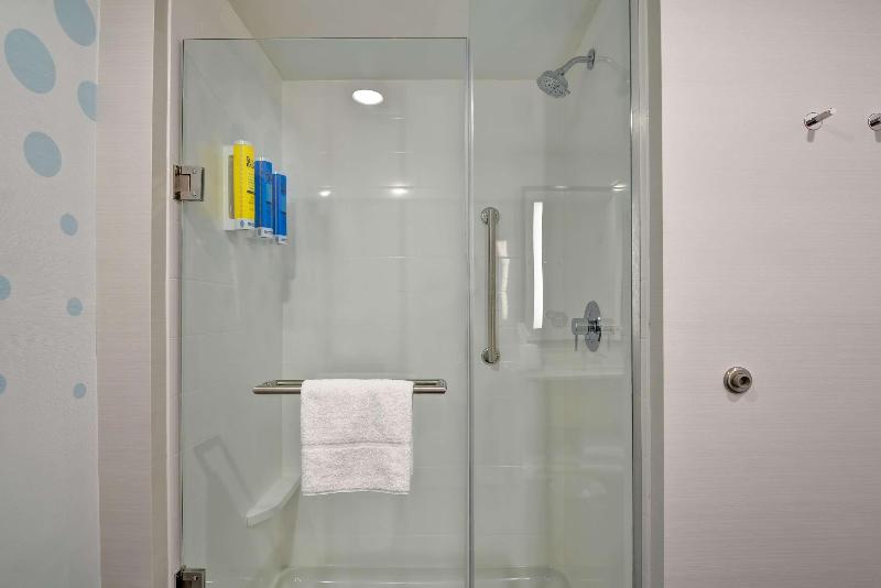 带大床的标准间, Tru By Hilton Syracuse North Airport Area