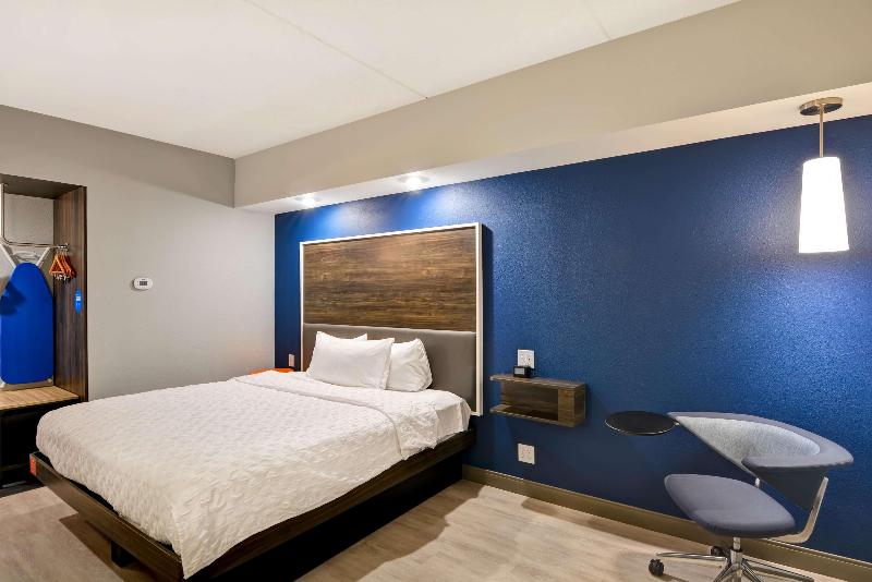 带大床的标准间, Tru By Hilton Syracuse North Airport Area