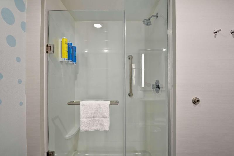 带大床的标准间, Tru By Hilton Syracuse North Airport Area