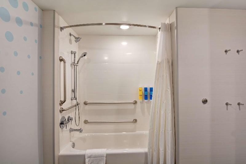 带大床的标准间, Tru By Hilton Syracuse North Airport Area