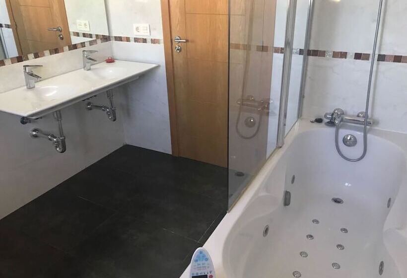 バス共有のスタンダードルーム, Rooms In Seafront Villa