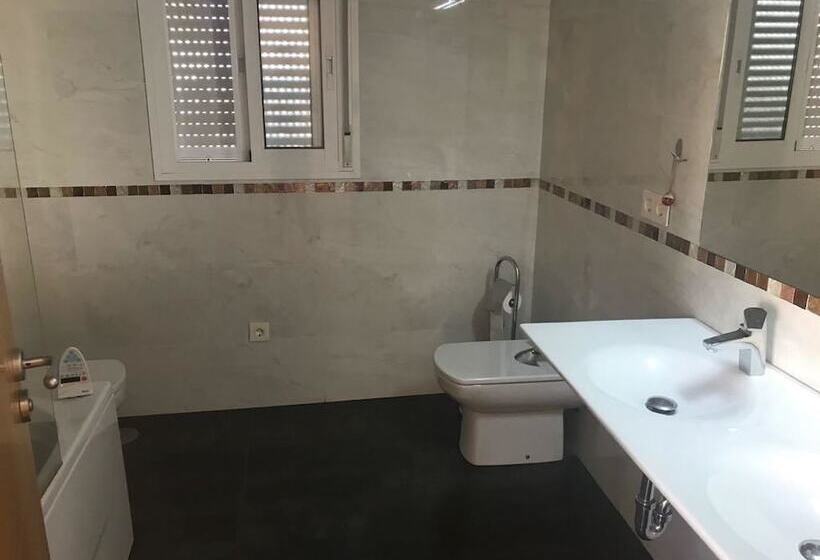 バス共有のスタンダードルーム, Rooms In Seafront Villa