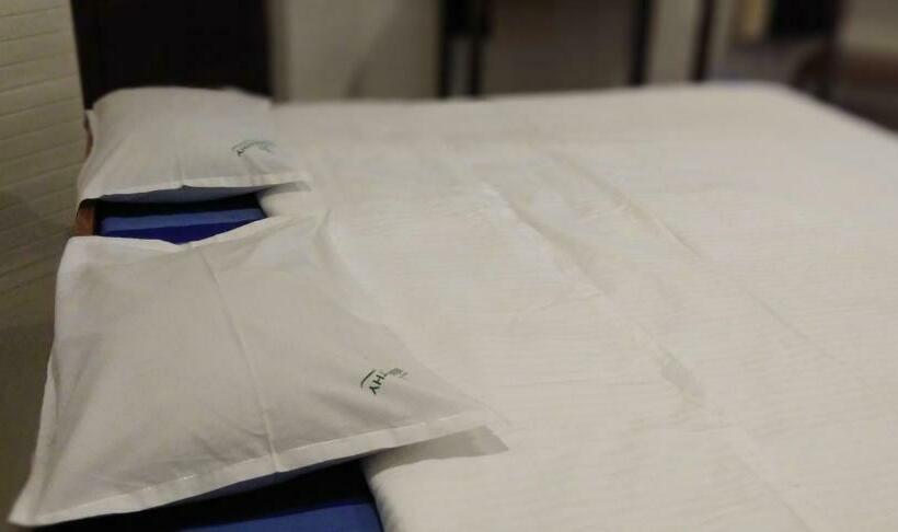 Номер Deluxe, Jebasakthy