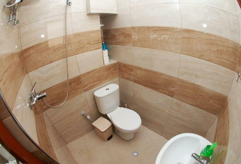 اتاق استاندارد سه نفره, Isufi Guest Houses