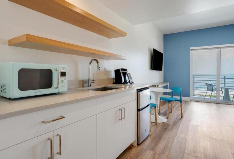 جناح, Fisher Inn Resort & Marina