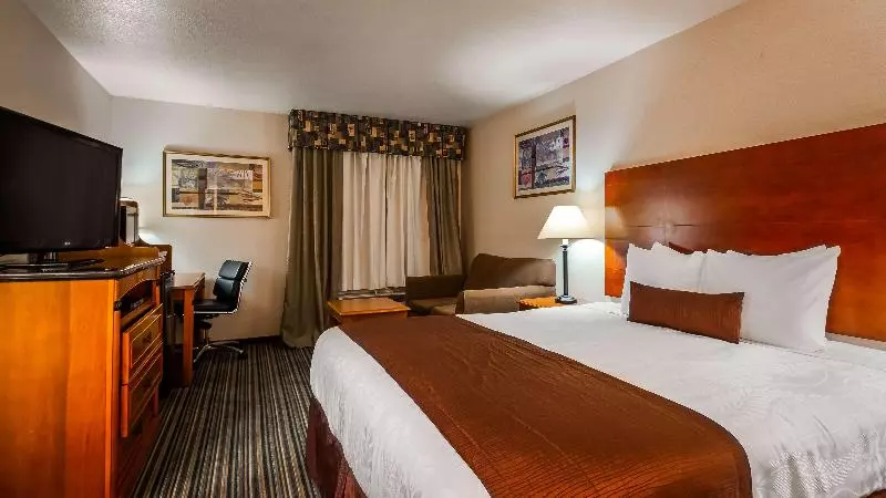 キングサイズベッドのスタンダードルーム, Best Western Plus Twin View Inn & Suites