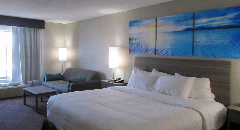 חדר סטנדרט, מיטת קינג, מותאם לאדם עם מוגבלויות, Clarion Pointe Evansville North