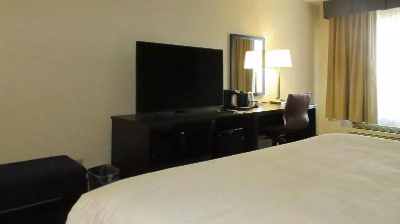 身障者適用キングサイズベッドルーム, Clarion Pointe Evansville North