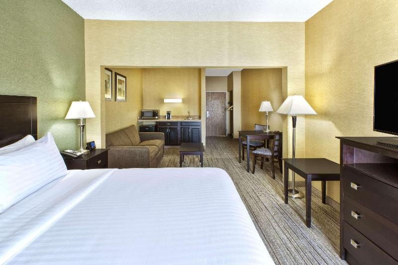 מיטת קינג בסוויטה, Country Inn & Suites By Radisson, Benton Harborst. Joseph, Mi