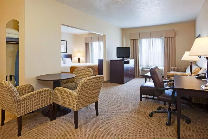 キングサイズベッドのスイートルーム, Holiday Inn Express Hotel & Suites Sioux Falls Brandon, An Ihg