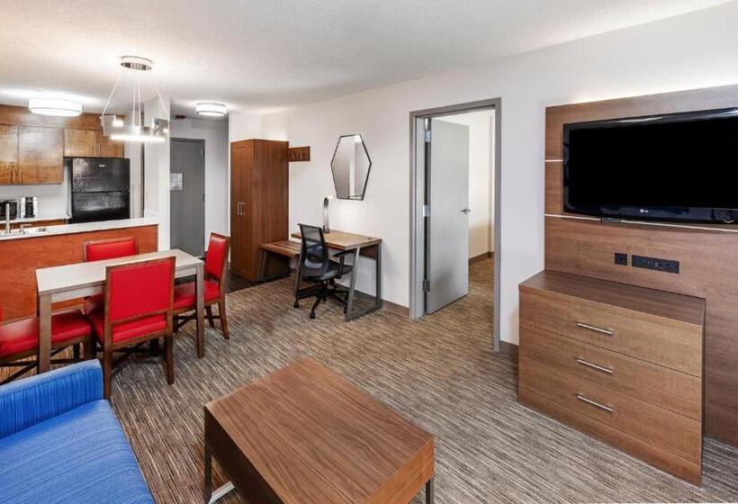 מיטת קינג בסוויטה, Holiday Inn Express & Suites Sulphur   Lake Charles, An Ihg