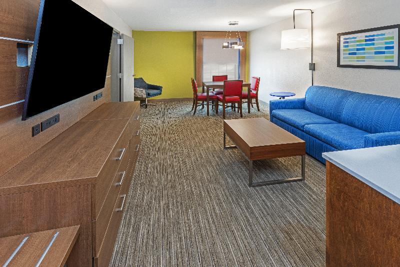 מיטת קינג בסוויטה, Holiday Inn Express & Suites Sulphur   Lake Charles, An Ihg