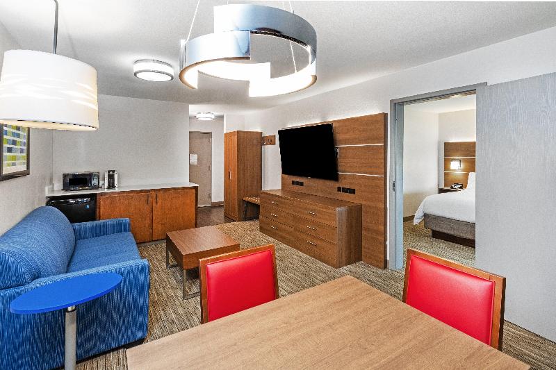 מיטת קינג בסוויטה, Holiday Inn Express & Suites Sulphur   Lake Charles, An Ihg