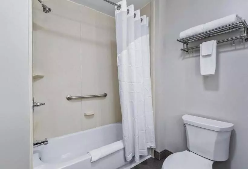 身障者適用キングサイズベッドルーム, Holiday Inn Express New Albany, An Ihg