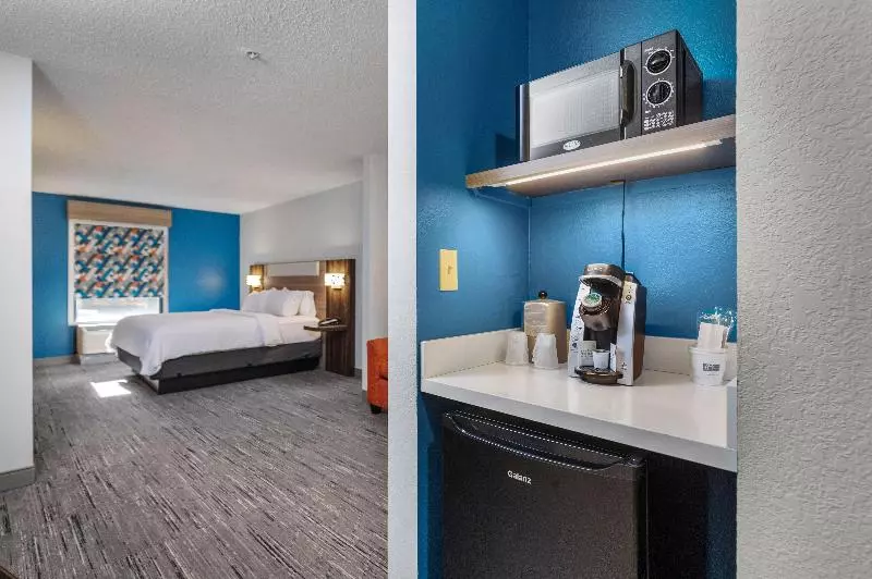 キングサイズベッドのスタンダードルーム, Holiday Inn Express New Albany, An Ihg