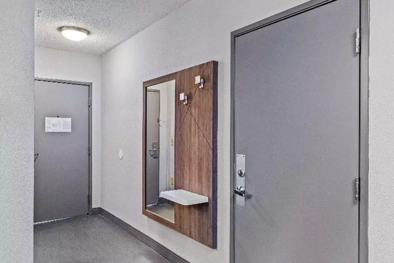キングサイズベッドのスタンダードルーム, Holiday Inn Express New Albany, An Ihg
