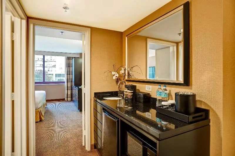 キングサイズベッドのエクゼクティブルーム, Holiday Inn Express New Albany, An Ihg