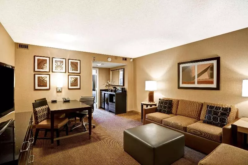 キングサイズベッドのエクゼクティブルーム, Holiday Inn Express New Albany, An Ihg