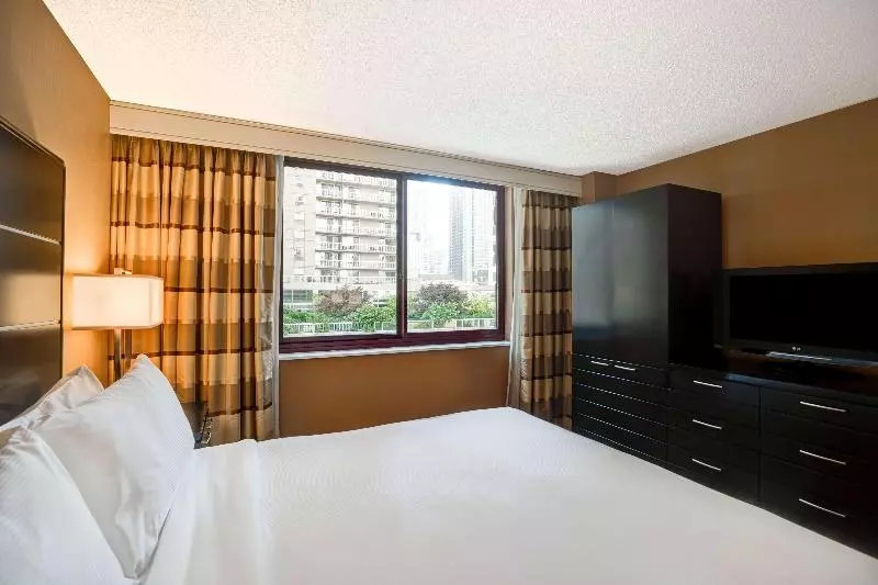 キングサイズベッドのエクゼクティブルーム, Holiday Inn Express New Albany, An Ihg