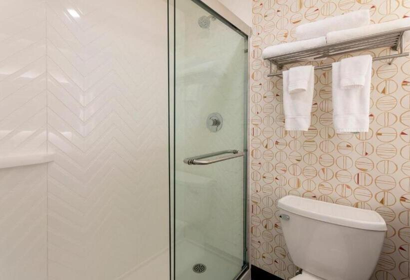 غرفة قياسية سرير كينج لذوى الإحتياجات الخاصة, Holiday Inn Marquette, An Ihg