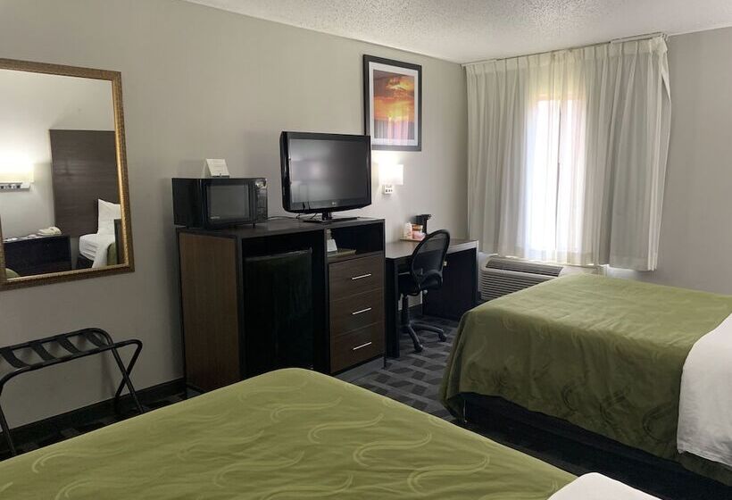 带2个双人床的标准工作室, Quality Inn