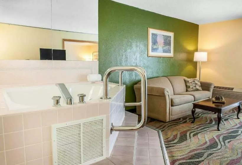 キングサイズベッドのスイートルーム, Quality Inn Conference Center Logansport