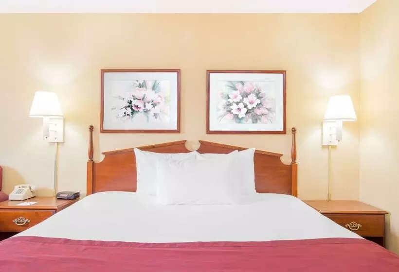 キングサイズベッドのスイートルーム, Ramada By Wyndham Angola/fremont Area