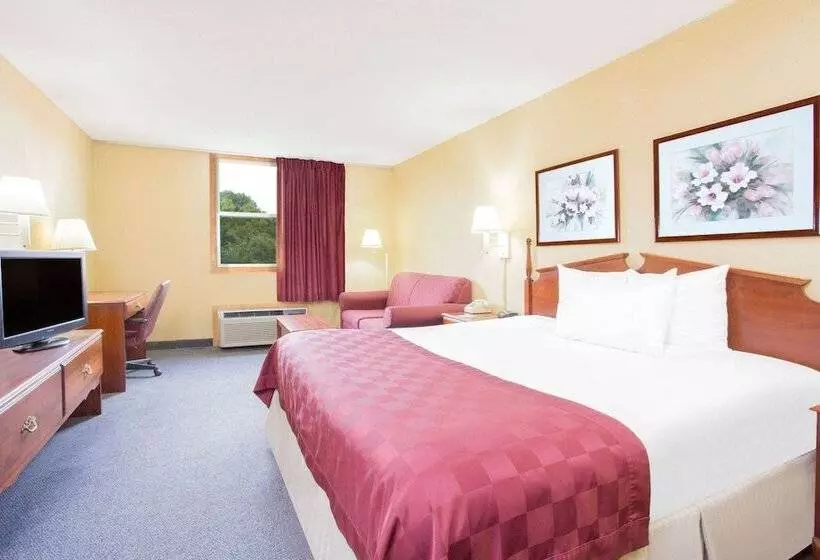 キングサイズベッドのスイートルーム, Ramada By Wyndham Angola/fremont Area