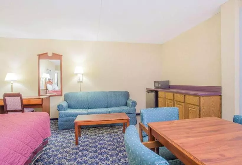 スタンダードスタジオ, Ramada By Wyndham Angola/fremont Area
